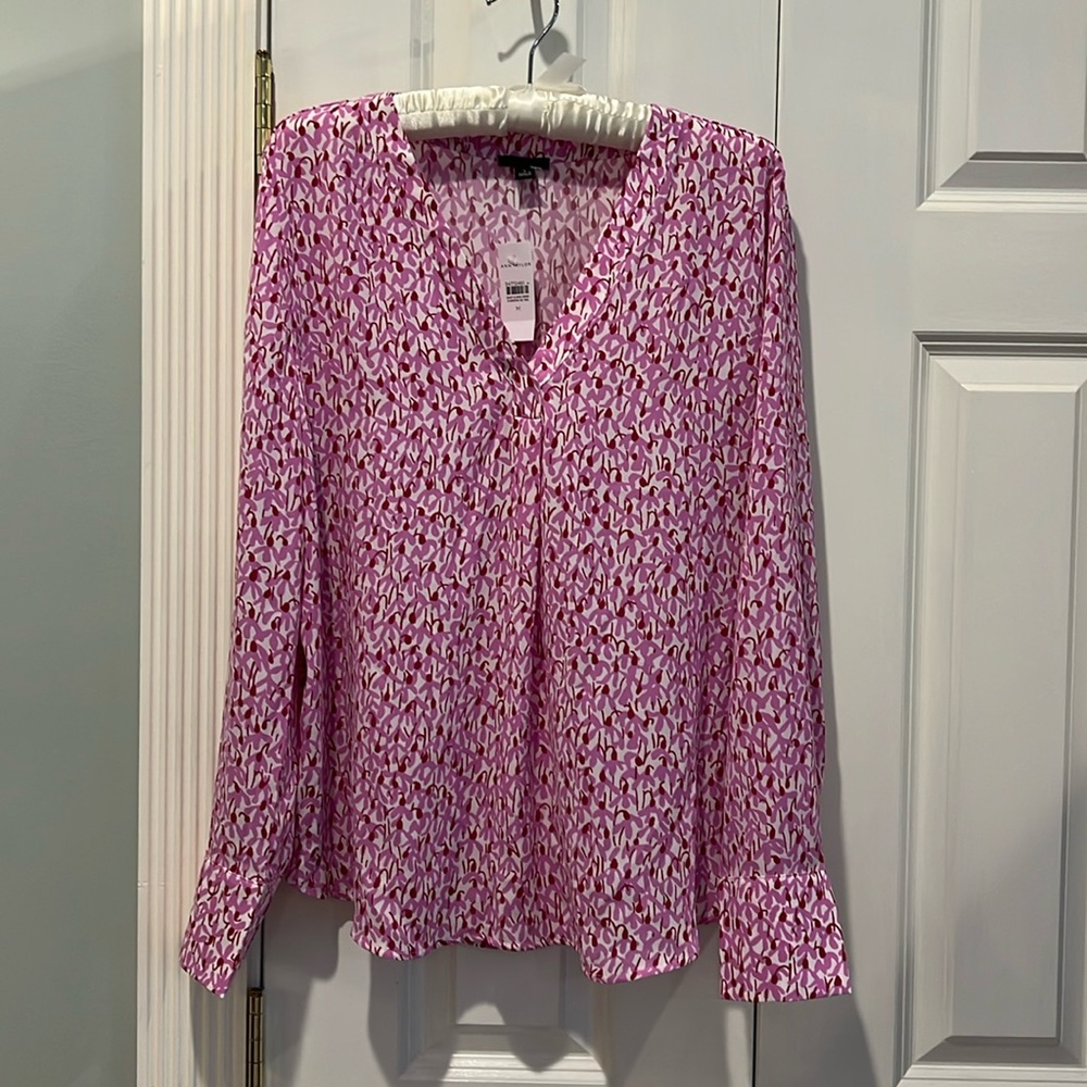 Ann Taylor NEW Top V-Neck Pink Design Size Medium 95% Polyester 5% Spandex